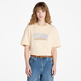 Kadın Bej Timberland® Varsity Grafik Baskılı Kısa Kollu Tişört