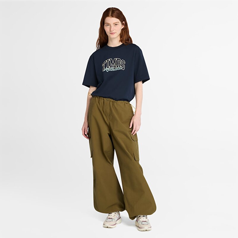 Kadın Koyu Mavi Timberland® Varsity Grafik Baskılı Kısa Kollu Tişört