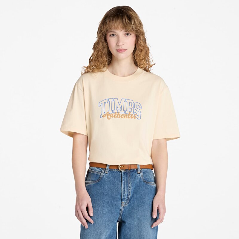 Kadın Bej Timberland® Varsity Grafik Baskılı Kısa Kollu Tişört